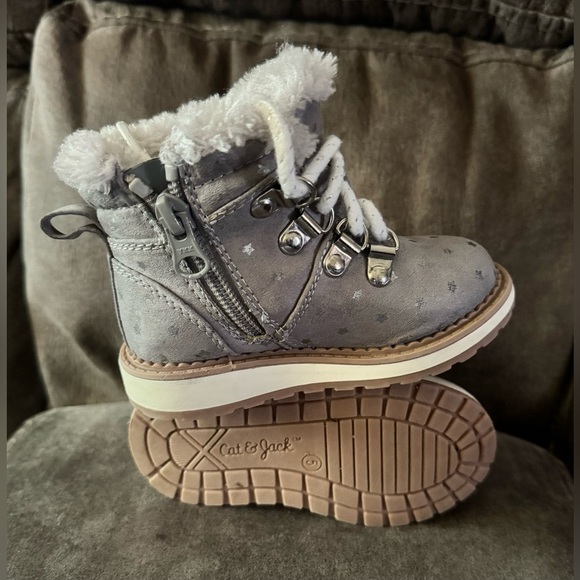 Cat & Jack Silver Star
Boots - Size 5 - Picture 3 of 4